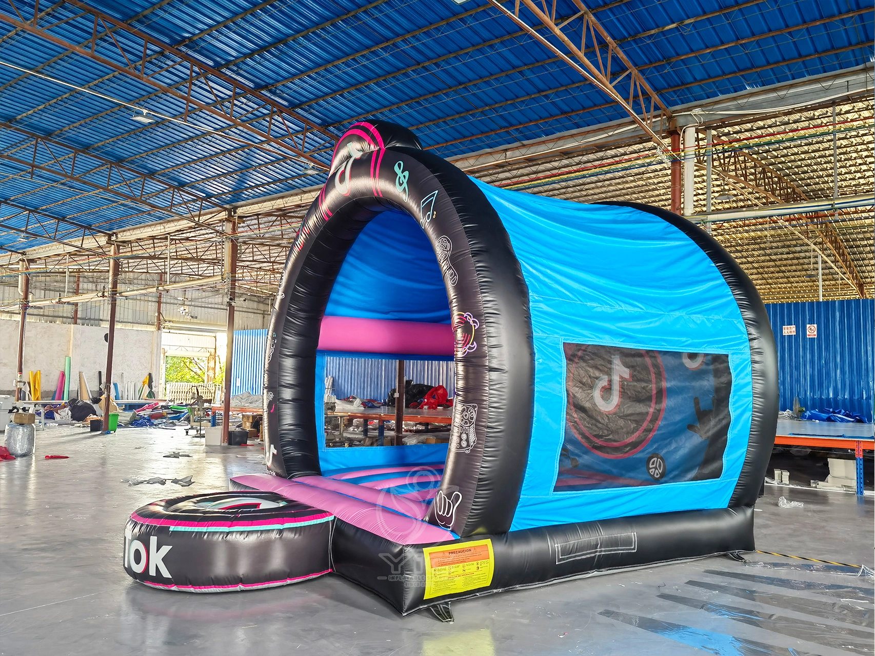 Tiktok bounce house product photo 3