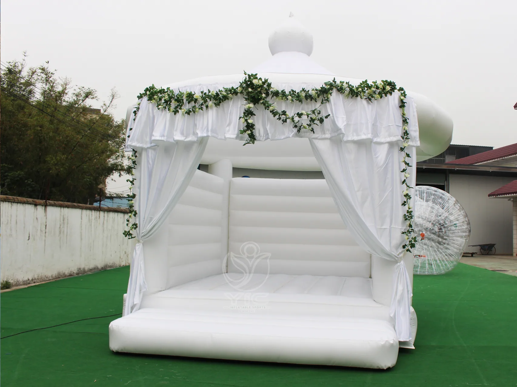 White wedding bounce house, a commercial bounce house and bouncy castle by YIC Inflatable Sports