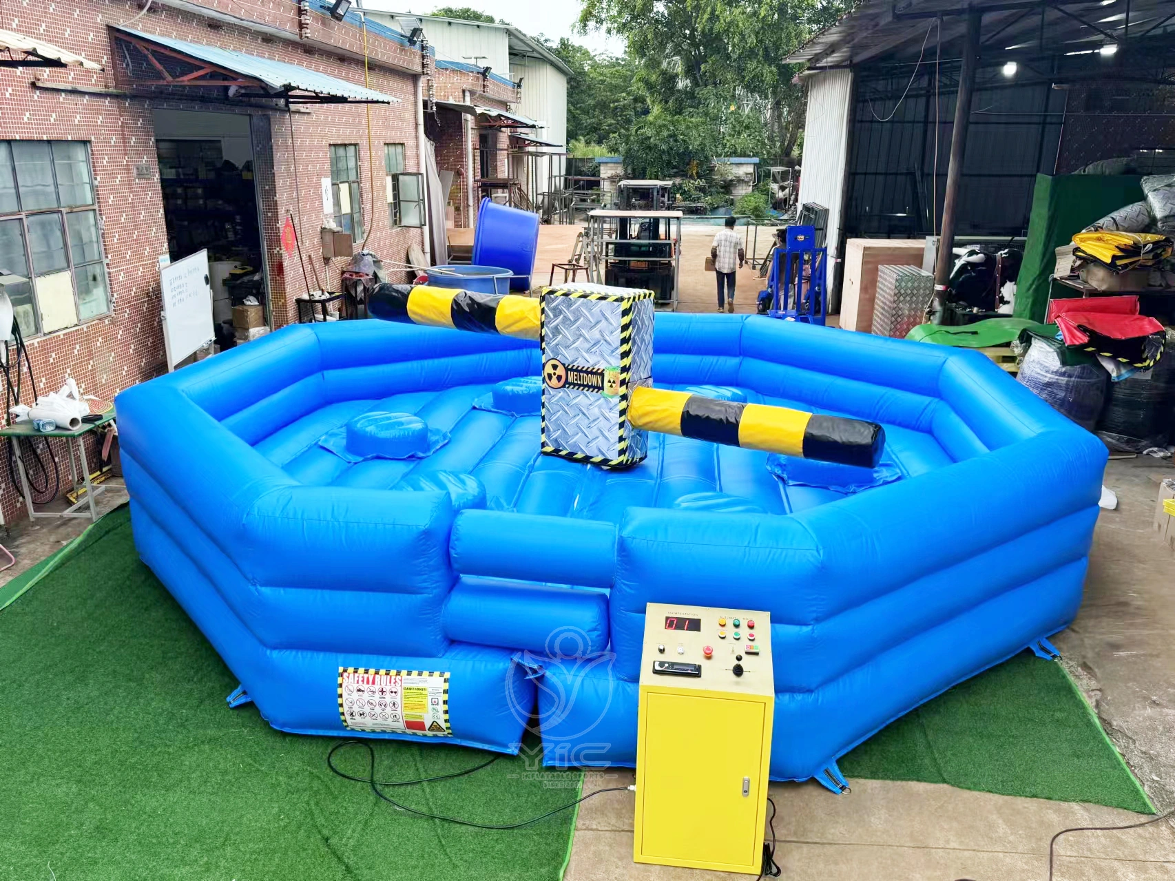 Inflatable mechanical meltdown game, a commercial operator-led mechanical game attraction by YIC Inflatable Sports Inflatable mechanical meltdown game, a commercial operator-led mechanical game attraction by YIC Inflatable Sports